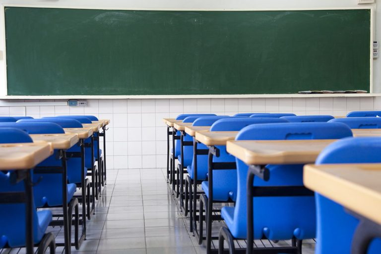 Como deve ser feita a adaptação escolar e curricular para a inclusão de alunos com TEA